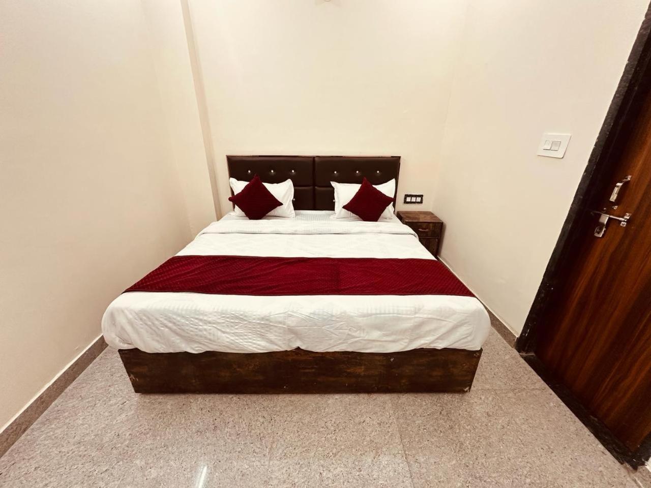 The Lord Krishna Residency Vrindavan Hotel Exterior photo
