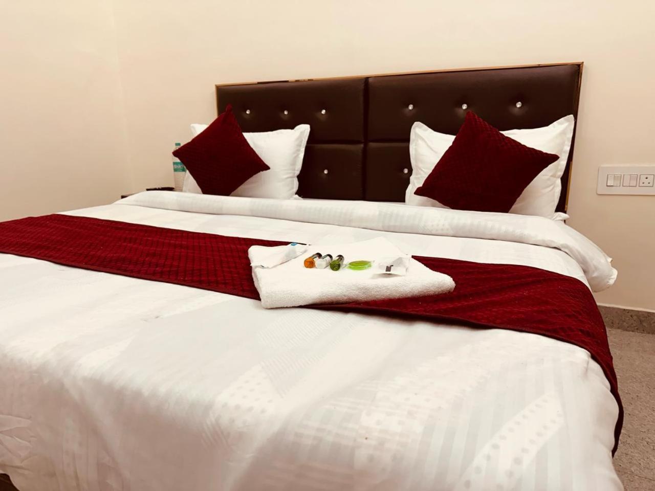 The Lord Krishna Residency Vrindavan Hotel Exterior photo