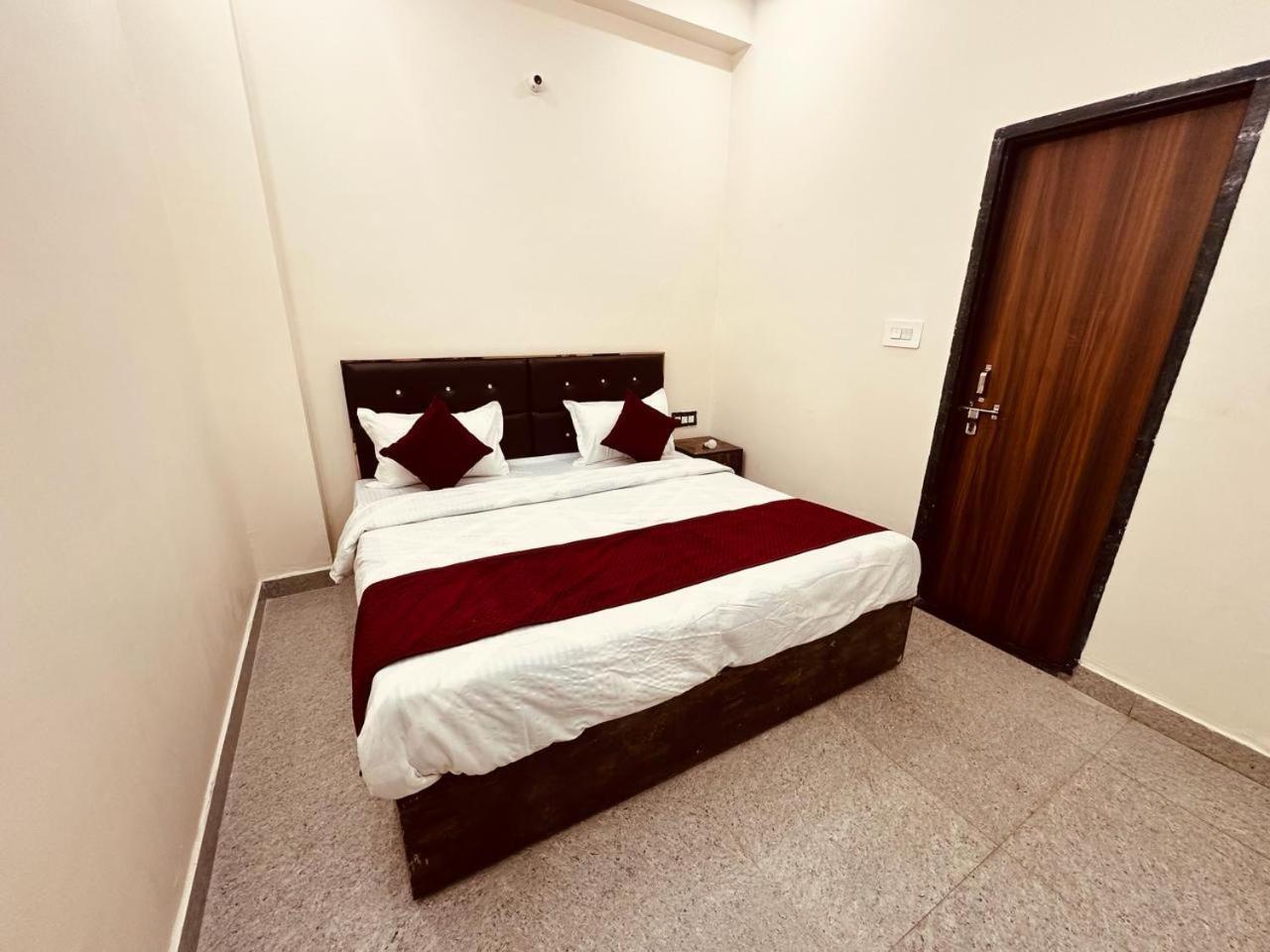 The Lord Krishna Residency Vrindavan Hotel Exterior photo